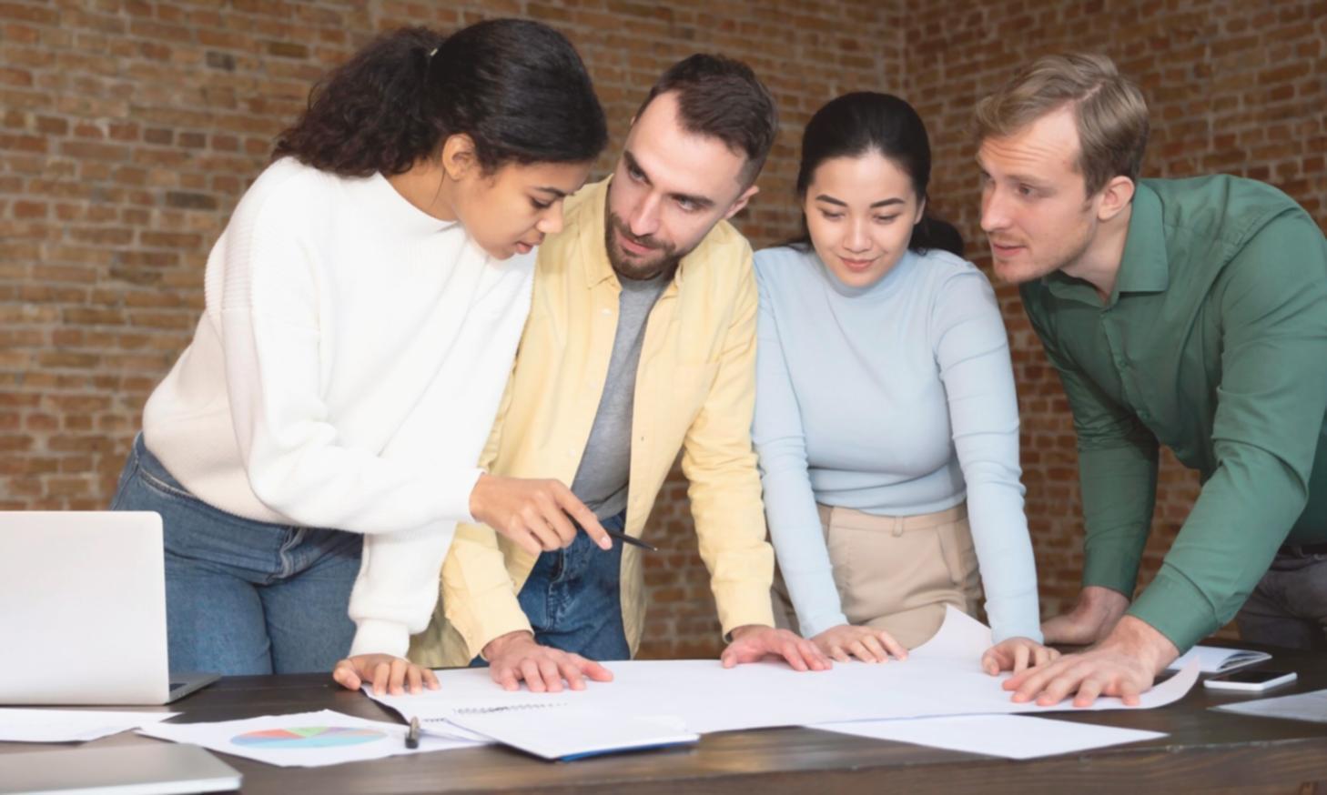 Profesionales de kururivaanvia trabajando en análisis financiero personalizado